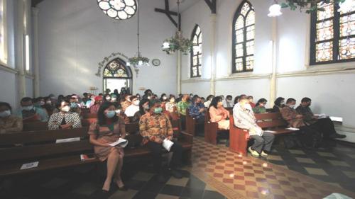 MPH-PGI bersama jajaran pengurus Primaya Hospital Group, Yayasan Kesehatan Persekutuan Gereja-Gereja di Indonesia (Yakes PGI), dokter, perawat, serta sejumlah undangan, mengikuti ibadah syukur HUT ke 124 Primaya Hospital PGI Cikini, sekaligus HUT ke 53 Akper PGI Cikini, di Kapel rumah sakit tersebut, pada Rabu (12/1/2022).